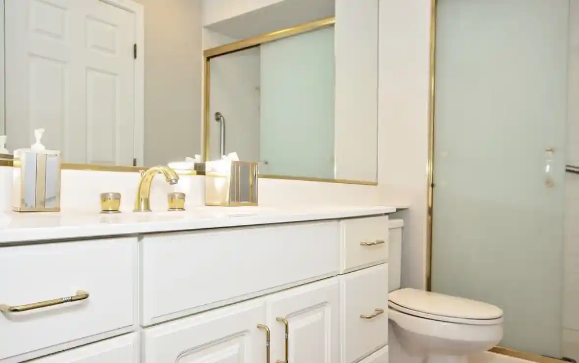 Listing Photo 2 - Condo for sale in 2000 Chestnut Ave located at 2000 Chestnut Ave, Glenview, IL 60025 - Unit #207