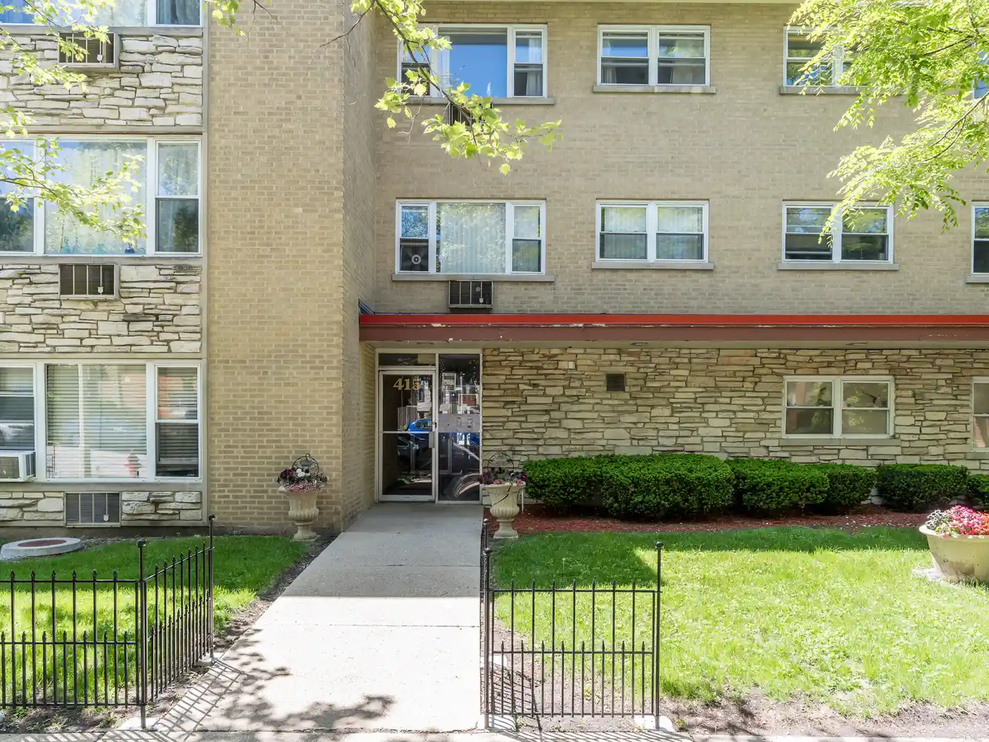 Listing Photo 2 - Condo for sale in 415 S Maple Ave located at 415 S Maple Ave, Oak Park, IL 60302 - Unit #202