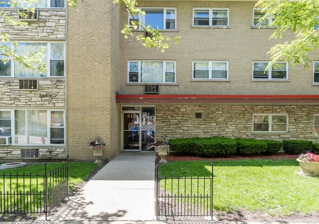 Photo 2 of Condo for sale at 415 S Maple Ave #202, Oak Park, IL 60302 | MLS# 12732569 | Listing updated on 2026-10-05