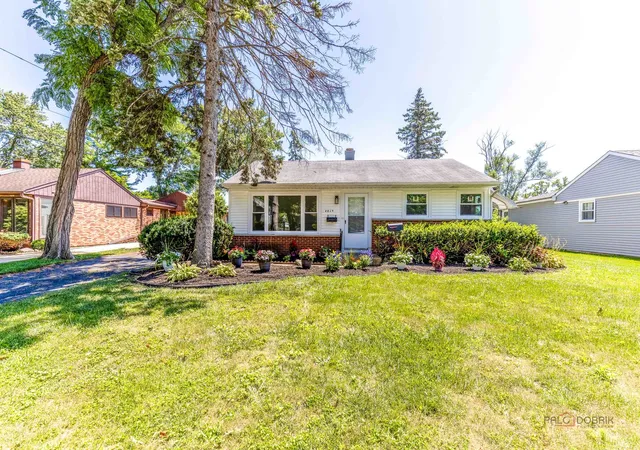 Photo 2 of Single family home for sale at 2814 Cardinal Dr, Rolling Meadows, IL 60008 | MLS# 12732596 | Listing updated on 2026-09-22