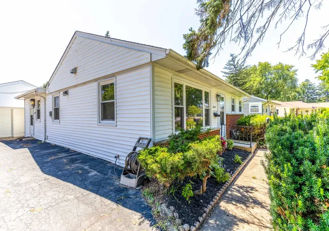 Photo 3 of Single family home for sale at 2814 Cardinal Dr, Rolling Meadows, IL 60008 | MLS# 12732596 | Listing updated on 2026-09-22