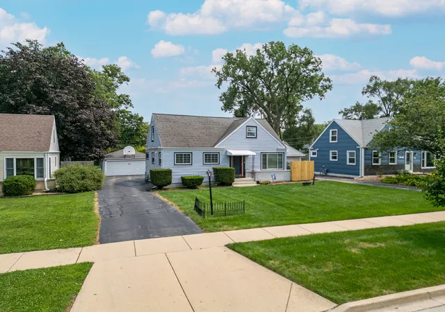 Photo 2 of Single family home for sale at 639 N Edgewood Ave, Lombard, IL 60148 | MLS# 12732752 | Listing updated on 2026-10-02