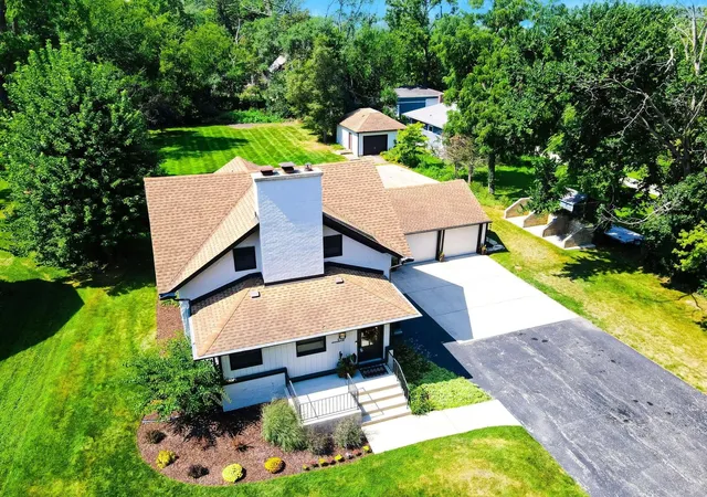 Photo 2 of Single family home for sale at 976 Highland Ave, Glen Ellyn, IL 60137 | MLS# 12732770 | Listing updated on 2026-09-21