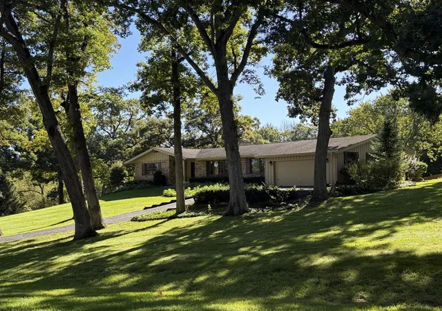 Photo 4 of Single family home for sale at 3915 N Tamarack Trl, Crystal Lake, IL 60012 | MLS# 12732800 | Listing updated on 2026-10-06