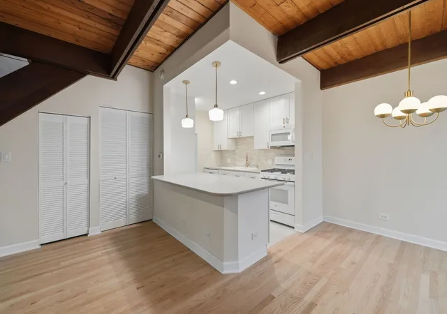 Photo 4 of Townhouse for sale at 2206 N Burling St, Chicago, IL 60614 | MLS# 12732819 | Listing updated on 2026-09-14