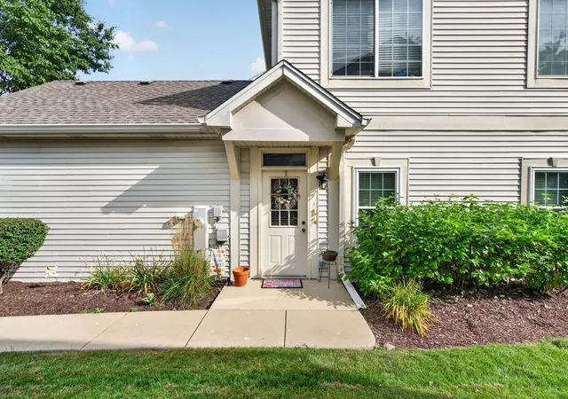Photo 3 of Condo for sale at 1862 Wisteria Dr #1862, Aurora, IL 60503 | MLS# 12732899 | Listing updated on 2026-09-28