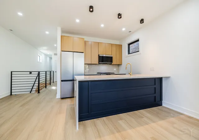 Listing Photo 1 - Condo for sale in building located at 3125 W Polk St, Chicago, IL 60612