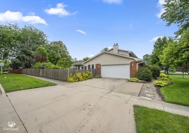 3rd image of 226 Meadow Wood Dr, Joliet, IL 60431 | MLS# 12733070
