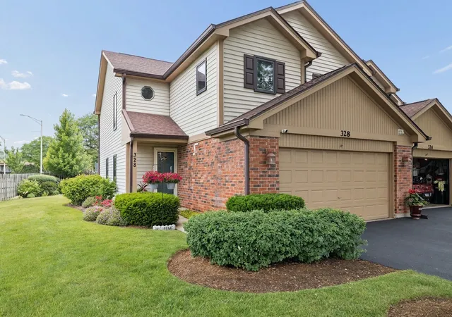Townhouse for sale at 328 Cromwell Ct, Westmont, IL 60559 | MLS# 12733087