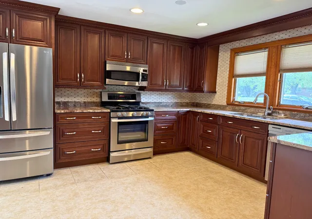 Photo 3 of Single family home for sale at 1009 S Ahrens Ave, Lombard, IL 60148 | MLS# 12733132 | Listing updated on 2026-09-14