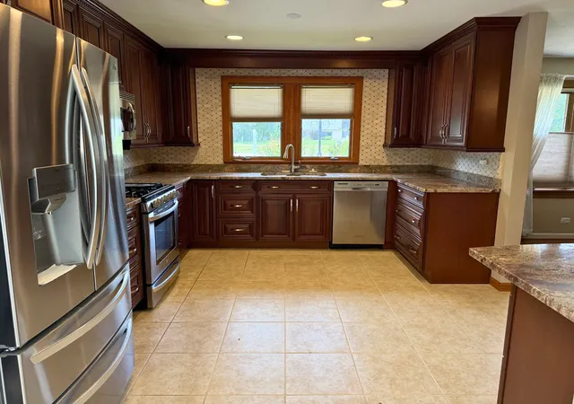Photo 4 of Single family home for sale at 1009 S Ahrens Ave, Lombard, IL 60148 | MLS# 12733132 | Listing updated on 2026-09-14