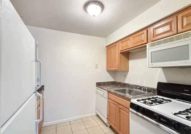 Listing Photo 4 - Condo for sale in building located at 1910 W Hatherleigh Ct, Mount Prospect, IL 60056 - Unit #2C