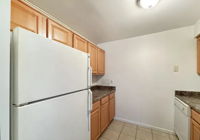 Listing Photo 5 - Condo for sale in building located at 1910 W Hatherleigh Ct, Mount Prospect, IL 60056 - Unit #2C