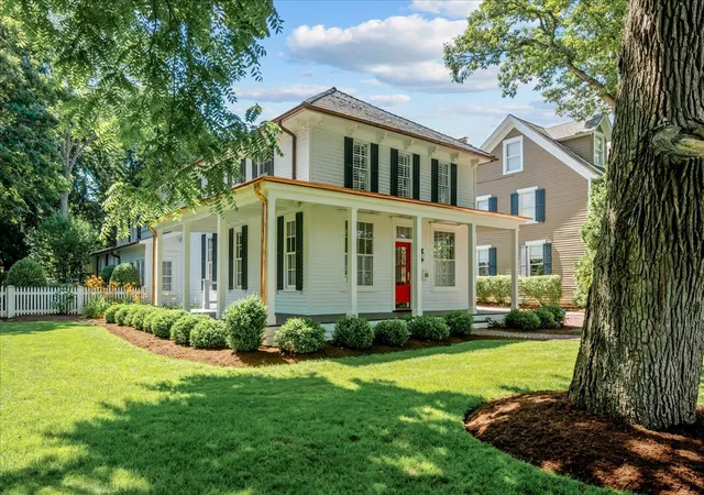 Photo 3 of Single family home for sale at 464 Oakwood Ave, Lake Forest, IL 60045 | MLS# 12733232 | Listing updated on 2026-10-10