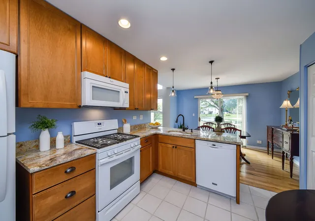 Listing Photo 5 - Condo for sale at Willow Creek, Unit 1004 Charlestowne Dr, Willow Creek, West Chicago, IL 60185 | Built Year: 1989-2003