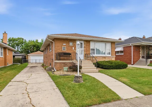 Photo 2 of Single family home for sale at 4524 W 100th Place, Oak Lawn, IL 60453 | MLS# 12733320 | Listing updated on 2026-09-23