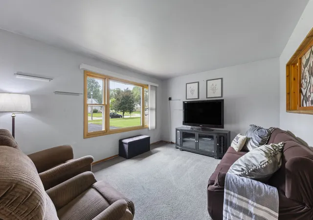 Photo 4 of Single family home for sale at 720 E Le Moyne Ave, Lombard, IL 60148 | MLS# 12733344 | Listing updated on 2026-09-07
