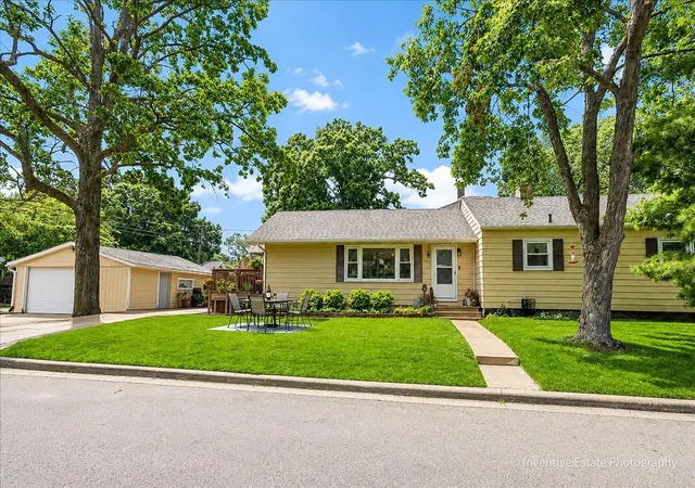 Photo 3 of Single family home for sale at 1051 Cottage Pl, Joliet, IL 60436 | MLS# 12733505 | Listing updated on 2026-09-22