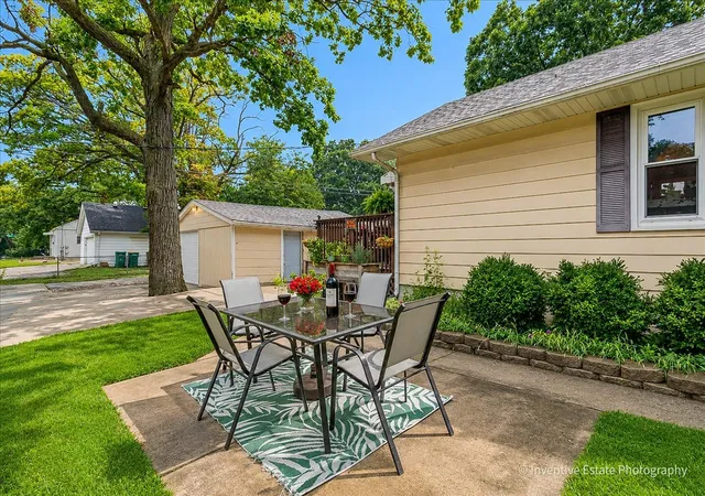 Photo 3 of Single family home for sale at 1051 Cottage Pl, Joliet, IL 60436 | MLS# 12733505 | Listing updated on 2026-09-22