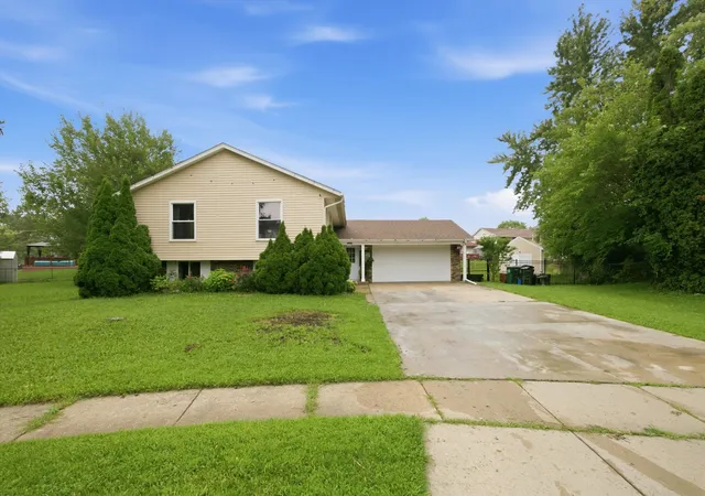 Photo 3 of Single family home for sale at 1204 Lincoln Ct, Streamwood, IL 60107 | MLS# 12733759 | Listing updated on 2026-09-17