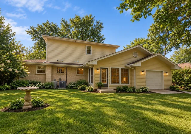 Photo 2 of Single family home for sale at 285 E Montrose Ave, Wood Dale, IL 60191 | MLS# 12733850 | Listing updated on 2026-09-25