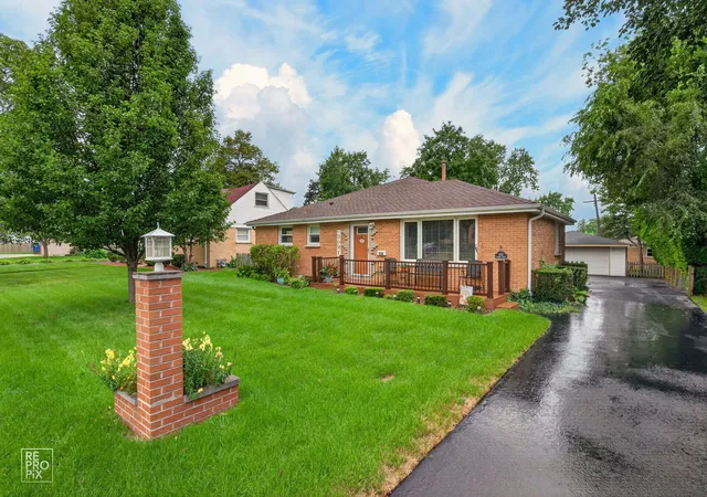 Photo 1 of Single family home for sale at 606 Banbury Ct, Roselle, IL 60172 | MLS# 12733926 | Listing updated on 2026-09-25