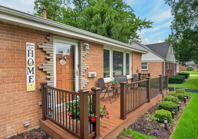 Photo 2 of Single family home for sale at 606 Banbury Ct, Roselle, IL 60172 | MLS# 12733926 | Listing updated on 2026-09-25