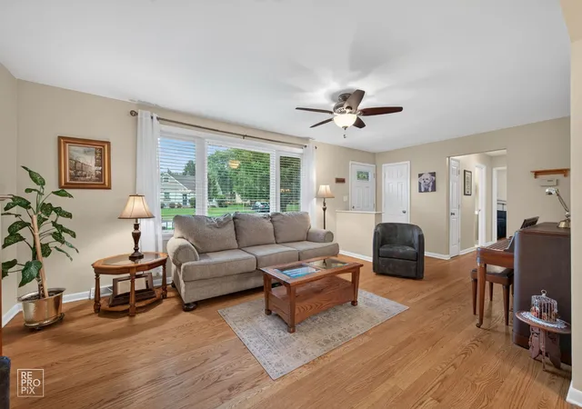 Photo 3 of Single family home for sale at 606 Banbury Ct, Roselle, IL 60172 | MLS# 12733926 | Listing updated on 2026-09-25