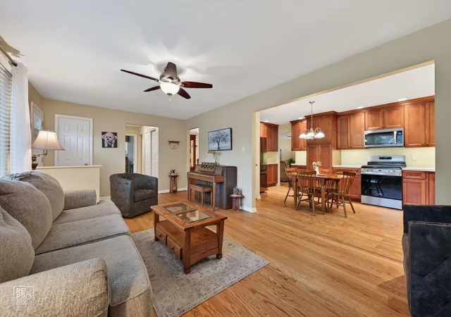 Photo 3 of Single family home for sale at 606 Banbury Ct, Roselle, IL 60172 | MLS# 12733926 | Listing updated on 2026-09-25