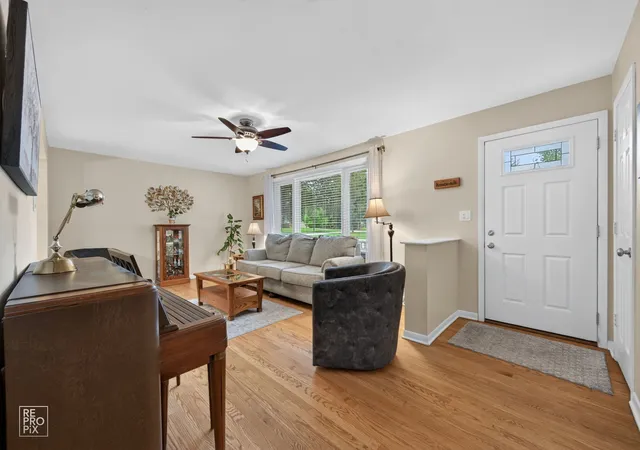 Photo 4 of Single family home for sale at 606 Banbury Ct, Roselle, IL 60172 | MLS# 12733926 | Listing updated on 2026-09-25