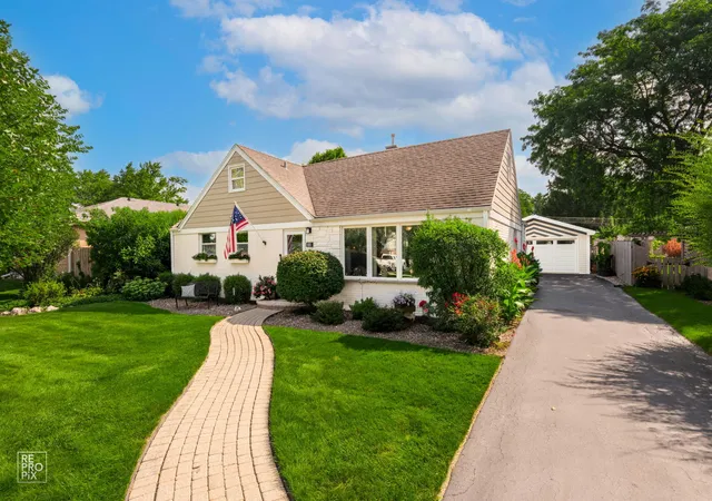 Single family home for sale at 605 Banbury Ct, Roselle, IL 60172 | MLS# 12733939