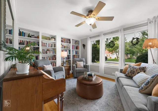 Photo 2 of Single family home for sale at 605 Banbury Ct, Roselle, IL 60172 | MLS# 12733939 | Listing updated on 2026-10-27