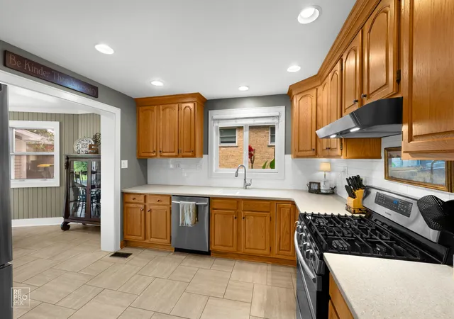Photo 4 of Single family home for sale at 605 Banbury Ct, Roselle, IL 60172 | MLS# 12733939 | Listing updated on 2026-10-27