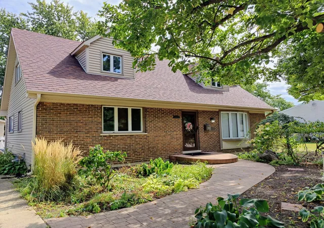 Photo 1 of Single family home for sale at 1937 Nottingham Ln, Wheaton, IL 60189 | MLS# 12733975 | Listing updated on 2026-09-27
