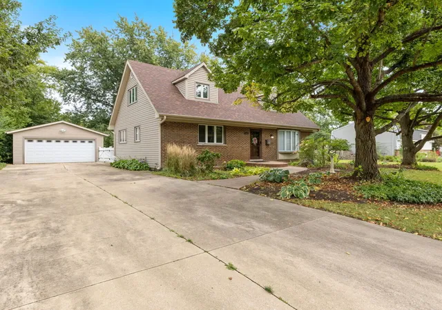 Photo 2 of Single family home for sale at 1937 Nottingham Ln, Wheaton, IL 60189 | MLS# 12733975 | Listing updated on 2026-09-27