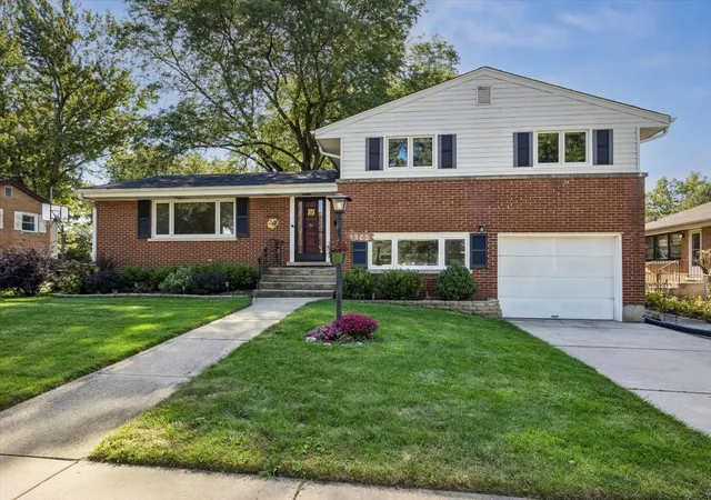 Photo 1 of Single family home for sale at 1323 W Sigwalt St, Arlington Heights, IL 60005 | MLS# 12734020 | Listing updated on 2026-10-06