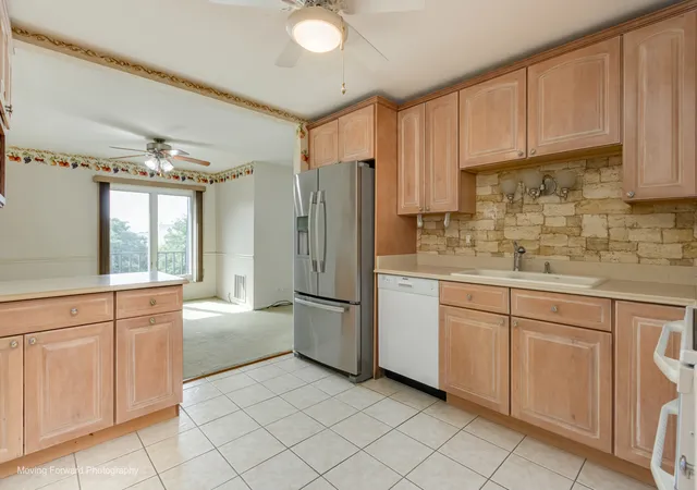 Listing Photo 5 - Condo for sale in building located at 453 Raintree Dr, Glen Ellyn, IL 60137 - Unit #5K