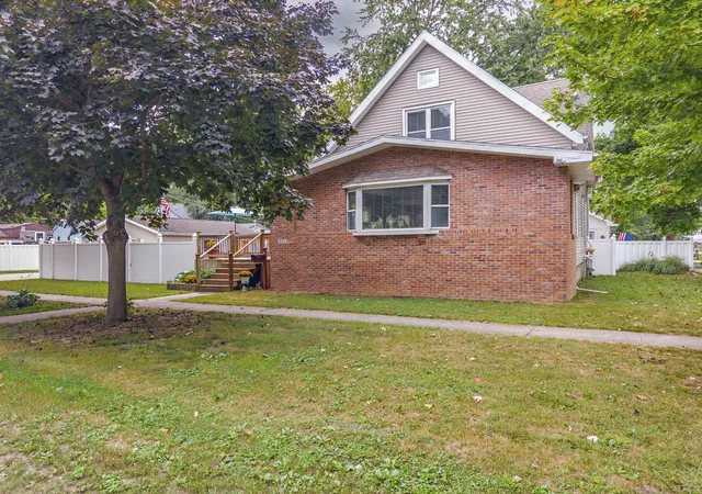 Photo 2 of Single family home for sale at 921 N Plum St, Pontiac, IL 61764 | MLS# 12734086 | Listing updated on 2026-10-01