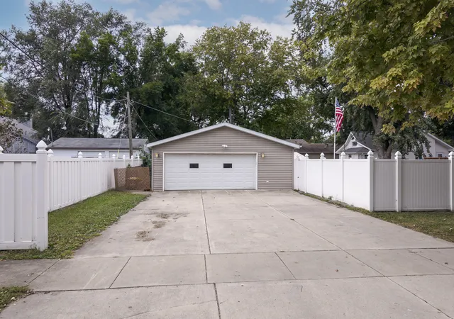 Photo 3 of Single family home for sale at 921 N Plum St, Pontiac, IL 61764 | MLS# 12734086 | Listing updated on 2026-10-01