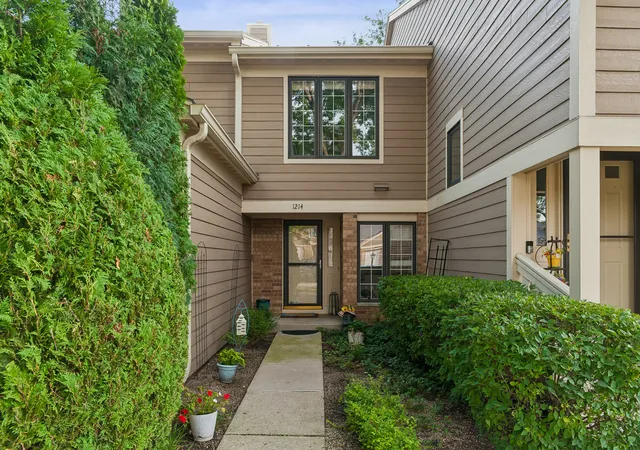 Photo 1 of Condo for sale at 1214 Gulfstream Pkwy #19B, Libertyville, IL 60048 | MLS# 12734218 | Listing updated on 2026-10-06