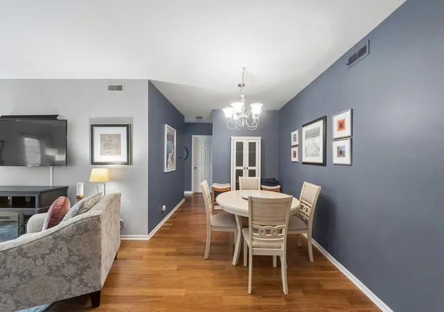 Listing Photo 4 - Condo for sale in building located at 1214 Gulfstream Pkwy, Libertyville, IL 60048 - Unit #19B