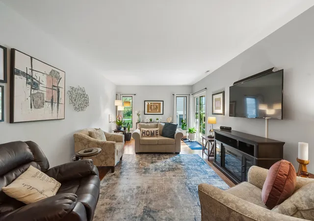 Listing Photo 5 - Condo for sale in building located at 1214 Gulfstream Pkwy, Libertyville, IL 60048 - Unit #19B