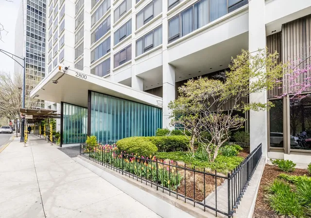 2nd image of 2800 N Lake Shore Dr, Chicago, IL 60657