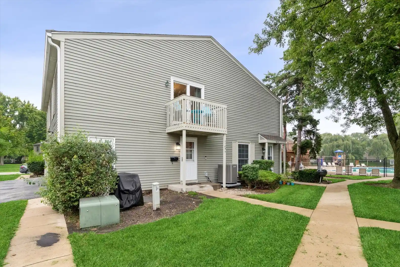 Listing Photo 2 - Condo for sale in 1105 Mount Vernon Ct located at 1105 Mount Vernon Ct, Wheaton, IL 60189 - Unit 1105 Mount Vernon Ct