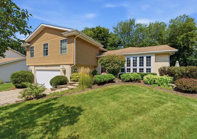 Photo 1 of Single family home for sale at 206 Londonderry Ct, Mundelein, IL 60060 | MLS# 12734436 | Listing updated on 2026-09-14