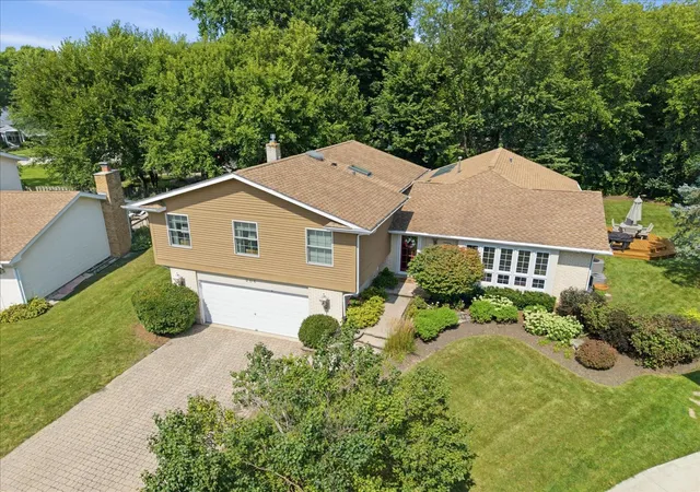 Photo 2 of Single family home for sale at 206 Londonderry Ct, Mundelein, IL 60060 | MLS# 12734436 | Listing updated on 2026-09-14