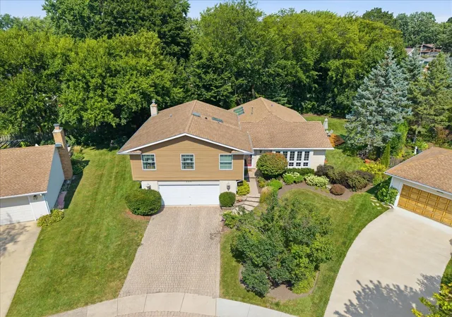 Photo 2 of Single family home for sale at 206 Londonderry Ct, Mundelein, IL 60060 | MLS# 12734436 | Listing updated on 2026-09-14