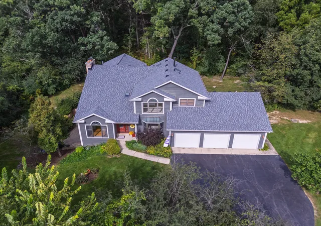 Single family home for sale at 117 Stone Marsh Ln, North Barrington, IL 60010 | MLS# 12734457