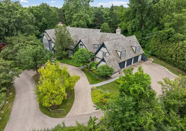 Photo 3 of Single family home for sale at 3 Old Hunt Rd, Northfield, IL 60093 | MLS# 12734478 | Listing updated on 2026-09-21