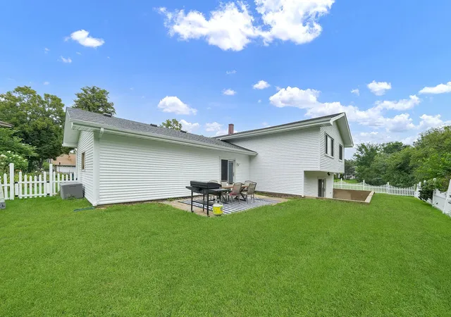 Photo 4 of Sale Pending at 1441 Holland Pl, Downers Grove, IL 60515 | MLS# 12734490 | Listing updated on 2026-09-24